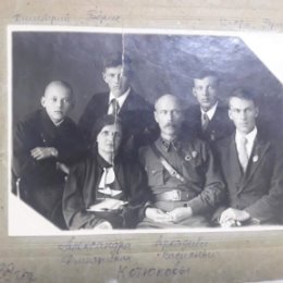 Фотография "КОТЮКОВ АРКАДИЙ ВАСИЛЬЕВИЧ с семьёй   КОТЮКОВА АЛЕКСАНДРА ДМИТРИЕВНА   и     четверо сыновей,  ГЕРМАН, ИГОРЬ, БОРИС и ДМИТРИЙ   1939 год"