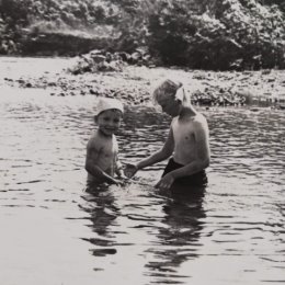 Фотография "Мы с братом в речке после того, как солдаты сделали запруду."