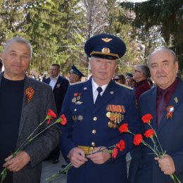 Фотография "Пришли почтить память наших земляков и возложить цветы к Вечному огню. В центре мой товарищ по работе в областном военкомате майор запаса Кравченко Александр Валентинович (Дальняя авиация, стратеги)."