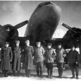 Фотография "1948г., Камчатка, экипаж ЛИ-2, второй справа мой отец"