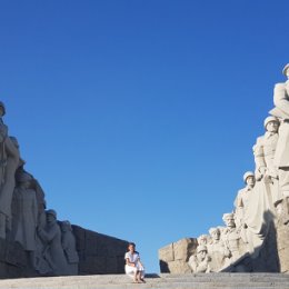 Фотография "Памятник воинам, сражавшимся в районе села Самбек, был открыт 7 мая 1980 года. Две стены образуют подкову, на них - барельефы солдат, павших в кровопролитных боях, которые шли в этом районе в 1943 году. Автор монумента - бакинский скульптор Шамилов. В 201"