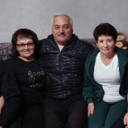 Фотография "Брат Василий с женой Любой, брат Николай с женой Натальей и сестренка Наташа."