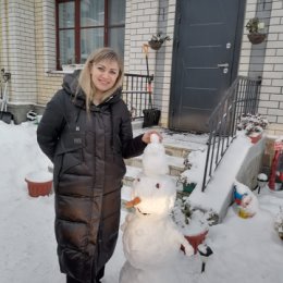 Фотография "Засыпал снег Екатеринбург. Во всех дворах полно снежка. Слепили мы снеговика. Руки, ноги, голова, Нос-морковка, глаза два. Нарисуем краской рот. Пусть порадует народ!"