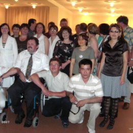 Фотография "Die zweite Hälfte der Gruppe beim Klassentreffen von 2007. Ich bin die zweite von links."