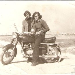 Фотография "1978г. Я и  Витя Саматоев.За озером -Джейранбатан."