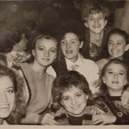 Фотография "Ленинград, Кулëк, примерно 1988г. На конкурсе авторской песни, весёлые девчонки, вся жизнь впереди😍"