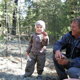 Фотография "За грибами с внуком Егоркой"