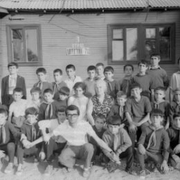 Фотография "Группа дагестанских детей из семей, пострадавших от землетрясения, в пионерском лагере «Колос». 1970"