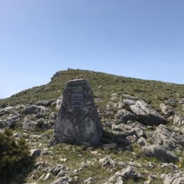 Фотография "Таврское святилище у Гурзуфского седла. .

Гурзуфское седло (Гурбет-Дере-Богаз) - это горный перевал, высотой 1348 метров над уровнем моря. .

Святилище у Гурзуфского седла представляло собой площадку размерами 50*50 метров, считается, что оно существовало еще во времена Троянской войны. .

Во время раскопок были найдены поистине драгоценные вещи для историков: инструменты ремесленников и врачей, оружие скифов и сарматов, знамена римлян, женские украшения, туалетные принадлежности. Отдельно необходимо отметить находки монет, общим числом около 200 штук. Среди них были римские с изображениями императоров, греческие тетрадрахмы с профилем Митридата Евпатора, монеты боспорских царей, золотые статеры с изображением Александра Македонского.
.

Также археологи обнаружили двадцать статуэток языческих богов. Некоторые статуи оказались уменьшенными копиями древних скульптур - шедевров античного времени. Начало находкам положила одна золотая монета. Это была херсонесская монета, с изображением богини зверей Артемиды..."