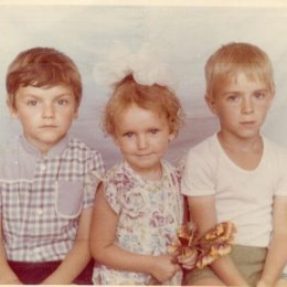 Фотография "Детство. Лето. Брат-Коля, сестрица-Оля (двоюродные). Я в белой маечке."