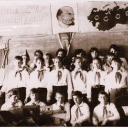 Фотография "Сахалинская область. Остров Кунашир. Пионеры Южно-Курильской школы. 31 декабря 1974 года."