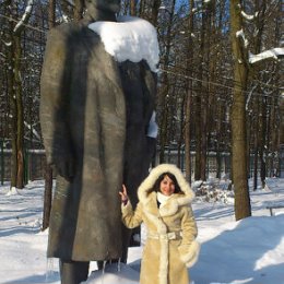 Фотография "..первое моё стихотворение,которое я выучила когда мне было 3 года...- Я девочка маленькая, в школу не хожу, Я ленина не видела, Но  его Люблю!!))) ...вот этого дяьку я любила..а он... - памятник...;) )))))"