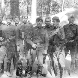 Фотография "Военные сборы. Слева направо: Дима Лиханов (писатель), Станко Ковачевич (радио и тележурналист), Миша Лебедев (Радио России), Миша Мельников (Ставропольский медиабосс),  Владик Листьев (программа "Взгляд"), Миша Кустов (радиожурналист, умер в 2002-м), Доб"