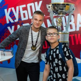 Фотография "🏆Андрей Крутов свои первые шаги в хоккее делал в Тольятти, а вчера нападающий в стенах «Лада-Арены» презентовал Кубок Харламова, который он пару месяцев назад завоевал в составе молодежной команды «Чайка».
Все желающие получили автограф от чемпиона. "