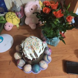 Фотография "Подарочек и детки по красили яйца к Пасхе 🥰"
