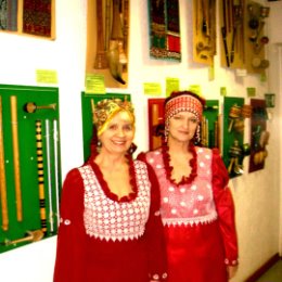 Фотография "это мы в музее перед концертом с Людмилой Викторовной Куклиной-участницы ансамбля "Рябинка""