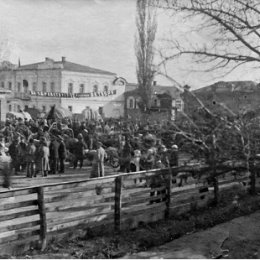 Фотография "Формирование Красных обозов в Котельниково 1929, Россия, Волгоградская область,
 Котельниковский район. Год съёмки с учетом транспаранта на здании на заднем плане - "Да здравствует 12-я годовщина Октября""