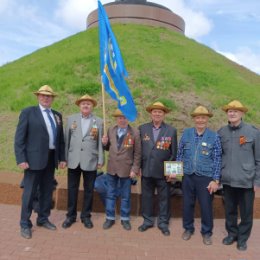 Фотография "У кургана Славы Ветераны Космодрома Байконур."