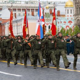 Фотография "По Красной площади проходит парадный расчет участников СВО"