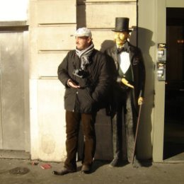 Фотография "Париж,осень 2007.Смотрю и до сих пор путаюсь-кто из этих днентльменов я?"