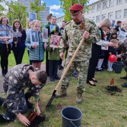 Фотография "Бессмертный полк, 7 мая 2024, Минск, сажаем сирень памяти)"