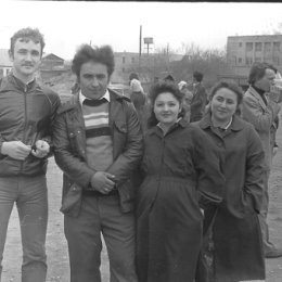 Фотография "7 ноября 1982 год.Окишев Юрий, Саша Иванин, Зина Иванина (Савенко) и Люда Иванина."