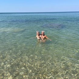 Фотография "Двойняшки радуются самому лучшему морю! Крым. август 2023"