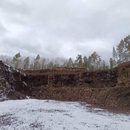 Фотография "На днях, работая по Ветке 14А, Бадарминской Магистрали, заехали на этот карьер, где дорожники недавно добывали туфобрекчии и долериты. Обычное, казалось бы дело... Но, не все так просто! Этот участок, в 2,8 га, мы нашли и отвели еще 5 мая 2020 года (я тогда проработал в группе проектирования дорог всего 2 месяца!). Только летом 2023 года на участке вырубили лес. И... наконец то, он пошел в дело!!! Квартал 131, выдел 14. Бадарминская дача. Усть-Илимский район. Иркутская область. 24 апреля 2024 г."