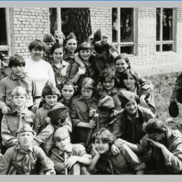 Фотография "школа№79, 6"Б" класс, г.Эберсвальде, Германия, 1980-81 год. Прислала Света Кравцова. Я - стою слева в надвинутой на лоб пилотке, Света - справа, повернула голову (враги теперь не узнают :)))"