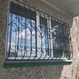 Фотография "изготовили и установили решетки на окна . форма решеток позволяет без проблем мыть окна с внутренней части квартиры"
