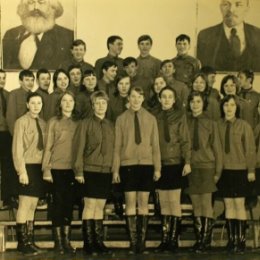 Фотография "Весь наш класс выпуска 1974 года.
Вечер патриотической песни.
Из архива Гольшанской СШ. 1974 г. "