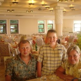 Фотография "Это моя дружная и весёлая семья
(остров Крит,лето 2008)"