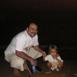 Фотография "Я с дочкой в 2007 году на море."