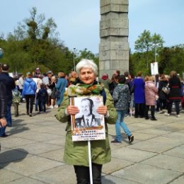 Фотография "Да, я взрослая, всё понимаю,
но не легче от этого жить!
Всё равно я безумно скучаю!
Продолжая всё так же любить!
Продолжая о папочке думать,
И о нём, о живом вспоминать.
Задевая сердечные струны,
Что его никогда не поднять.
Что его никогда не услышать..."