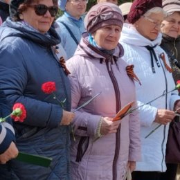 Фотография "Возложение цветов к памятникам воинов"