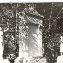 Фотография "Так выглядела первая районная доска почета, установленная в сквере села Белоярское.
Дата съемки - сентябрь 1990 г."
