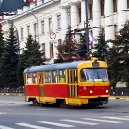 Фотография "Орловский трамвайчик.На фоне Банковской школы."