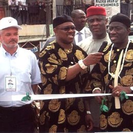 Фотография "Nigeria, Anambra State, 15.10.10, I with President of Nigeria and Governor of Anambra State"