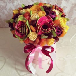 Фотография "Шляпная коробка из фрипсовых роз, розы из бельгийского шоколада, розы из питахайя, розы из манго, а также многообразие сухофруктов. "