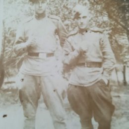 Фотография "Слева на фото мой дядя Баранцев  Алексей Ильич. Фото датировано 28 апреля 1945г г. Ютербог Германия"
