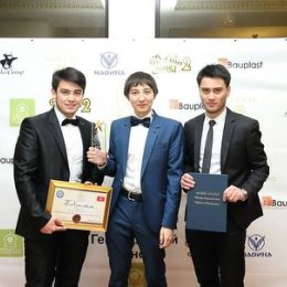Фотография "Премия "Yashliq Avazi 2014" (За выдающиеся достижения уйгурской молодежи Кыргызской Республики). Получил в номинации "Информационные Технологии".  Со мной два брата Хашимовы, которые поддерживали меня в этот вечер =)."