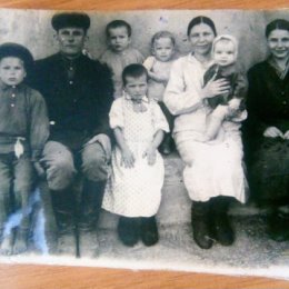 Фотография "Моя семья летом 1946 года:
Толя, Папаша, Зина, Коля - мой близняшка, Я, Мама, Федя, Вера."