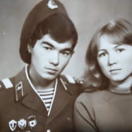 Фотография "Ноябрь 1978. Фото с сестренкой. Я в родном Ташкенте."