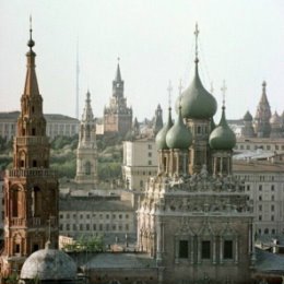 Фотография "Необычный ракурс на Останкинскую башню. Фото 1970 годов Бориса Кавашкина.

В кадре сразу несколько храмов: на переднем плане храм Воскресения Христова в Кадашах, чуть правее — Храм Василия Блаженного, по центру — колокольня Храма Софии Премудрости Божией "