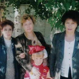 Фотография "Я с сёстрами  и с внучкой Дашей 20 лет назад. "