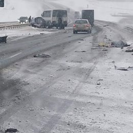 Фотография "Авария под Кемерово автобус был полный с детьми  сделал наезд на попутный автомобиль . Хотя я ехал 110 на авто а автобус меня обогнал как стоячего я когда увидел все это остановился я офигел от увиденного что автобус был полный детями"