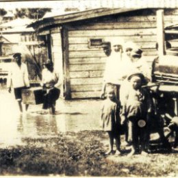 Фотография "Наводнение 1928 г. в Омске. Жители затопленных районов спасают имущество...
1928 год"