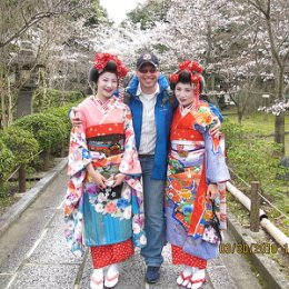 Фотография "Gion is a district of Kyoto, Japan. 
One is never enough."