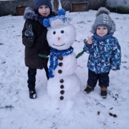Фотография "Дети с мамой слепили снеговика)))"