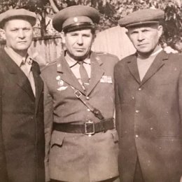 Фотография "Фронтовые друзья. Слева направо: Смирнов И.Ф., Орешкин К.С., Комиссаров И.С."